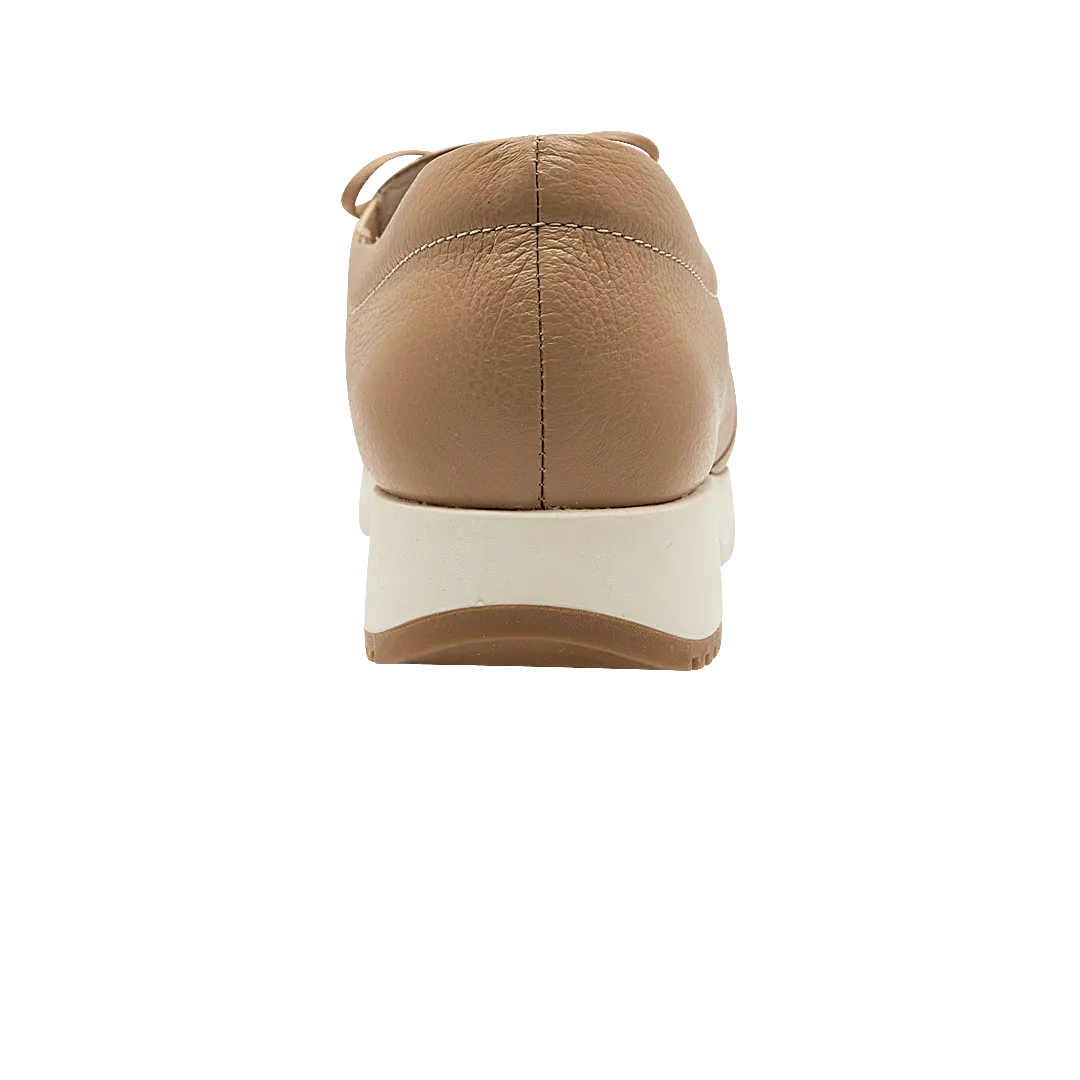 Platform tennis shoes in cappuccino-colored leather