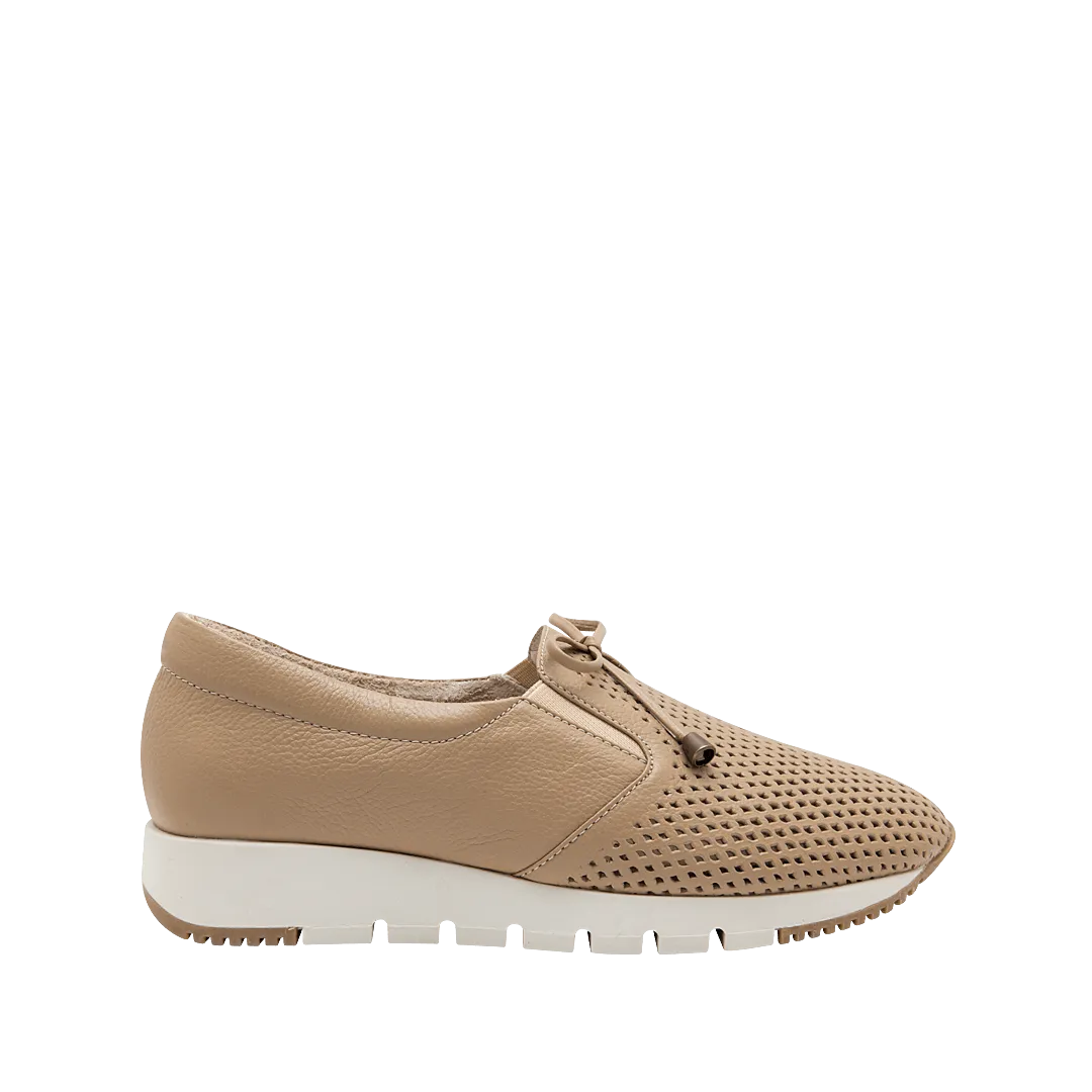 Platform tennis shoes in cappuccino-colored leather
